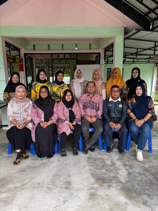 KEPALA DESA GEMURUH BERIKAN BONUS ISENTIF KEPADA KADER POSYANDUMELATI DUSUN IV KOMPLEK SINGKEP